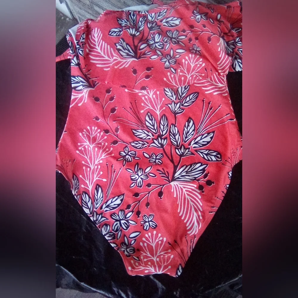 Swimsuit 1-Piece Red & White Ruffles Size Large - Picture 4 of 9